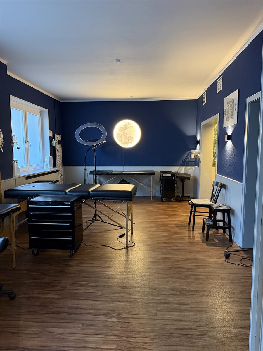 Behandlungsraum eines Studios mit gereinigten Liegen und Böden
